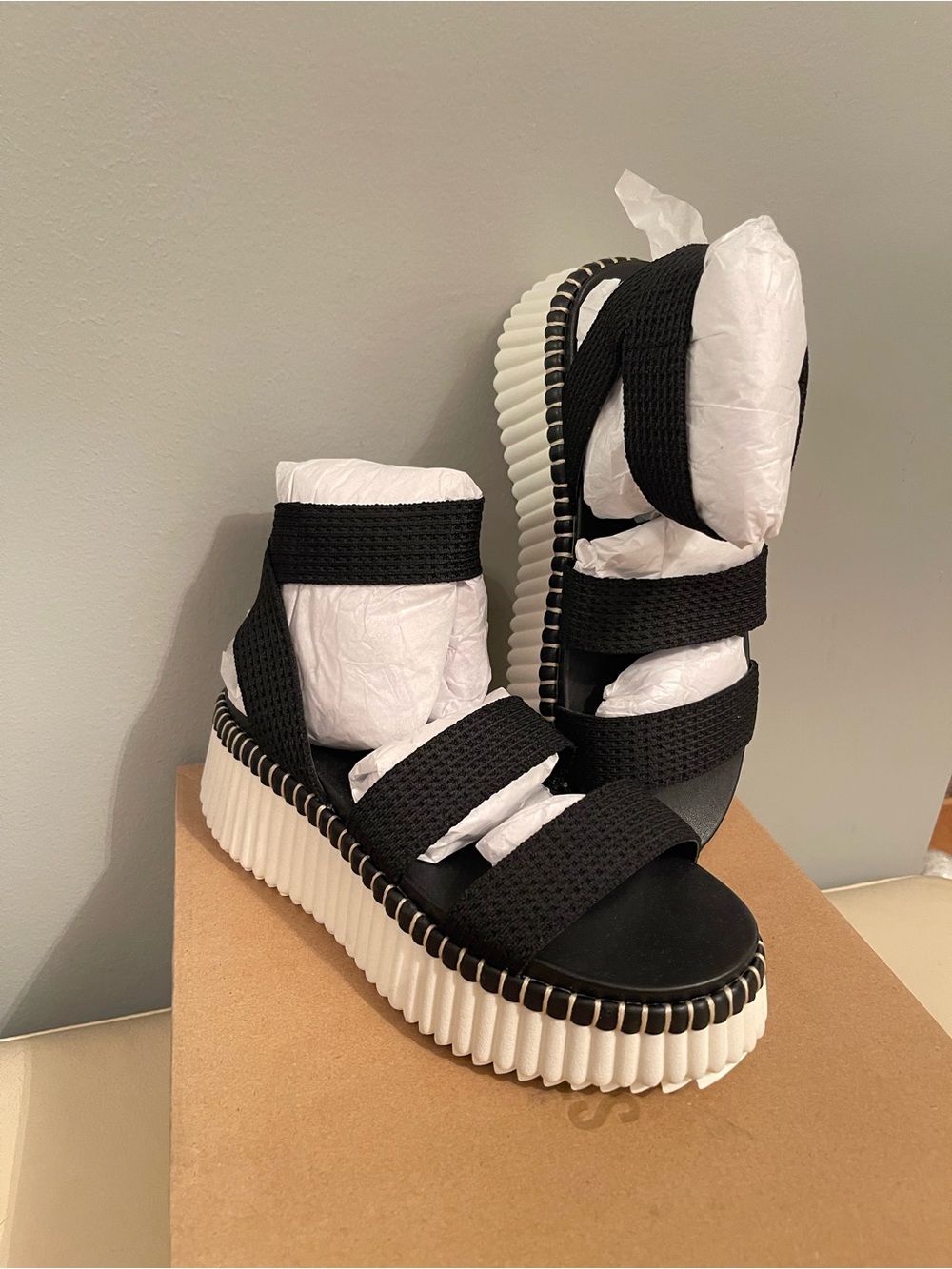 Shelle Steve Madden Black Strappy Chunky Platform Sandals White Sole size 7.5